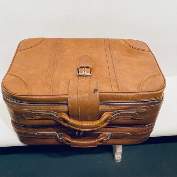 SOLD. Set of 2 Vintage 70s Tan Faux Leather Suitcases - Picture 10 of 13